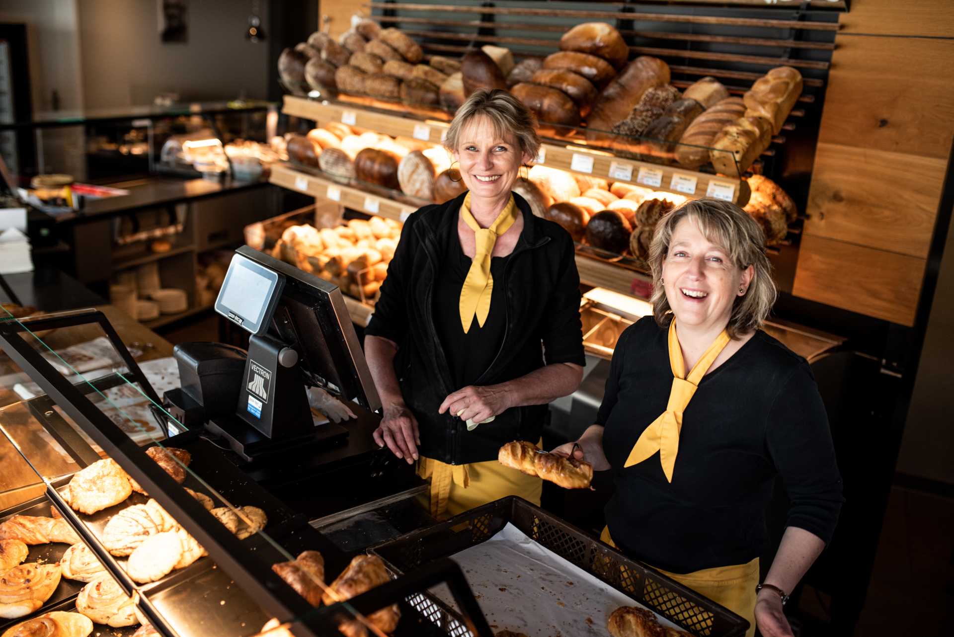 Bäckerei Flesch – Gold glänzen die Krusten der Brotlaibe, der wohlriechende  Duft nach frisch gebackenen Leckereien liegt in der Luft. Besuchen Sie uns  in einer unserer elf Filialen.